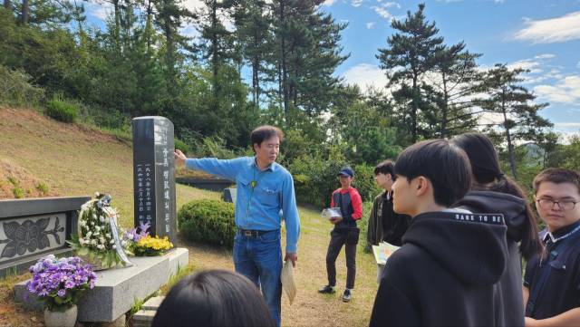 거제 동부중학교 학생들이 찾은 청마묘소.