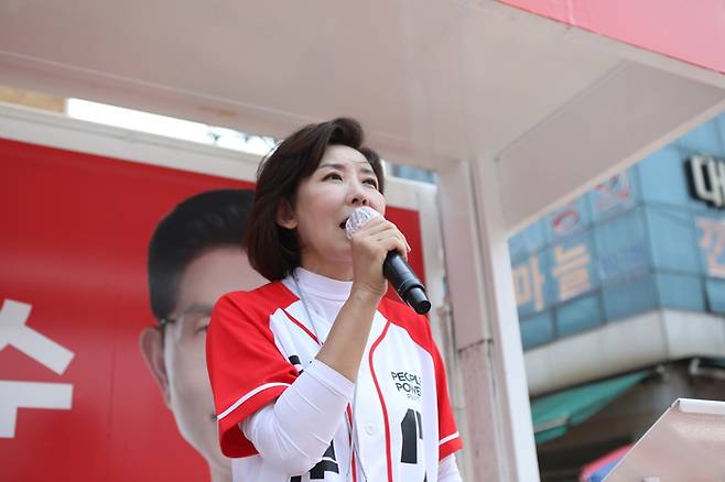 국민의힘 나경원 공동선대위원장이 28일 경북 안동 중앙신시장 앞에서 유권자들을 향해 김문수 대선 후보의 지지를 호소하고 있다.
