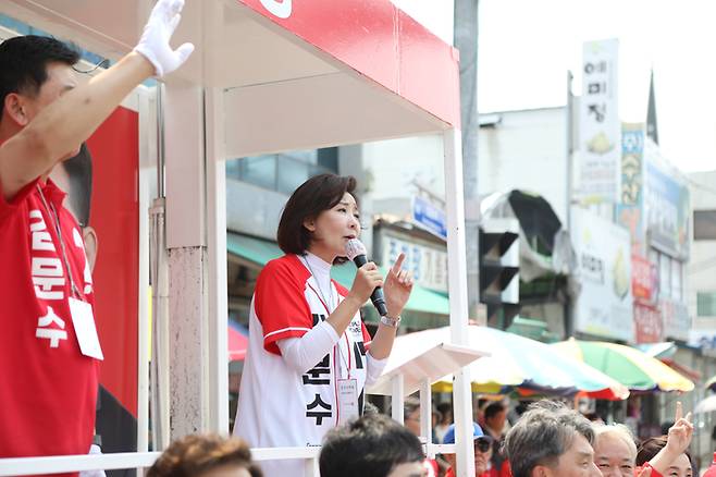국민의힘 나경원 공동선대위원장이 28일 경북 안동 중앙신시장 앞에서 유권자들을 향해 김문수 대선 후보의 지지를 호소하고 있다.