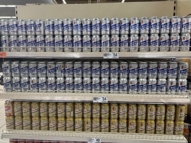 필리핀 마닐라 SM몰 내 마트에 진열된 '산 미겔' 맥주들./사진=윤서영 기자 sy@