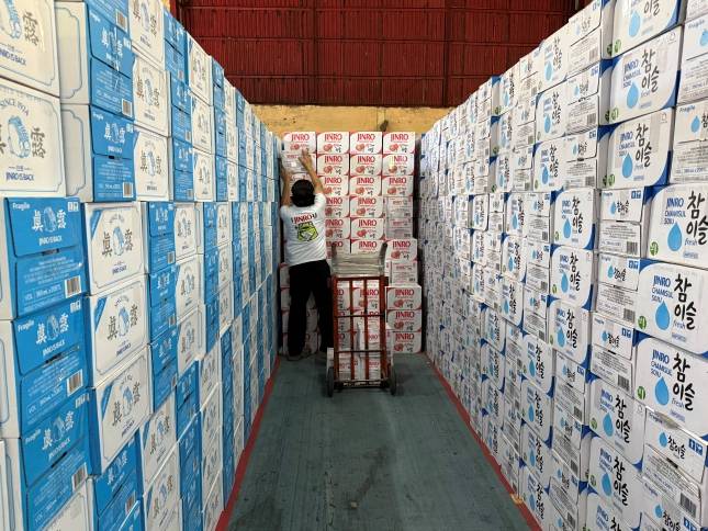 필리핀 주류 유통 전문 업체 K&L의 직원이 진로 제품을 창고에서 옮기고 있다./사진=윤서영 기자 sy@