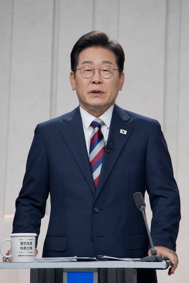 이재명 더불어민주당 대선 후보가 지난 27일 서울 마포구 상암동 MBC 스튜디오에서 열린 정치 분야 TV토론회를 준비하고 있다.(사진=연합뉴스)
