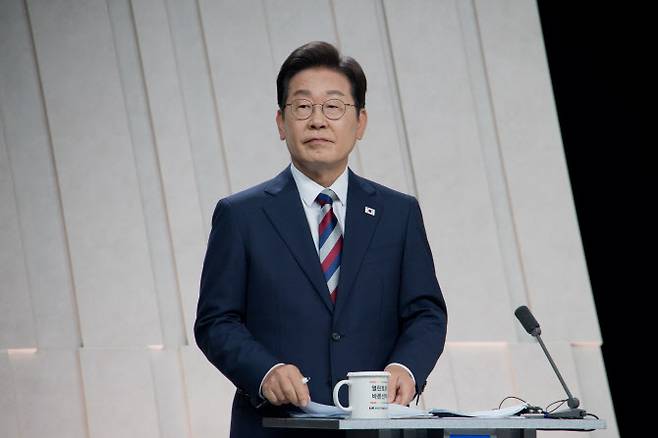 이재명 더불어민주당 대선 후보가 27일 서울 마포구 상암동 MBC 스튜디오에서 열린 정치 분야 TV토론회를 준비하고 있다.(사진=연합뉴스)