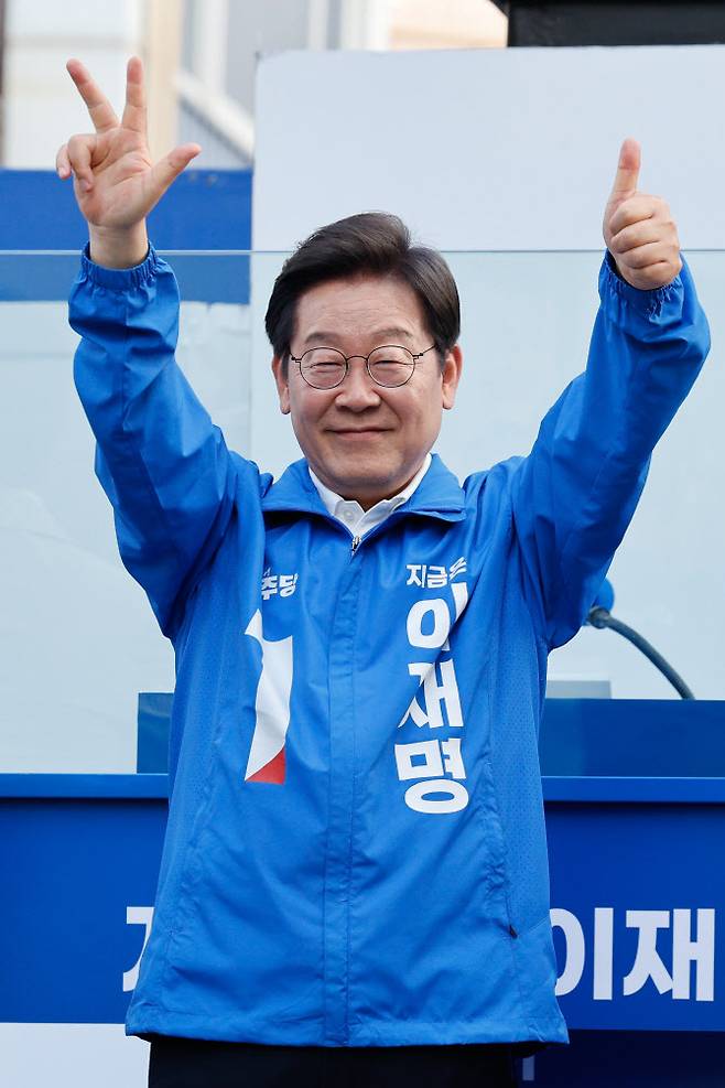 이재명 더불어민주당 대선 후보가 캐스팅보트인 충청권 공략에 나선 25일 충남 천안시 신부문화거리를 찾아 ‘1번 이재명 3표 더!’를 손가락으로 표현하며 지지를 호소하고 있다.(사진=연합뉴스)