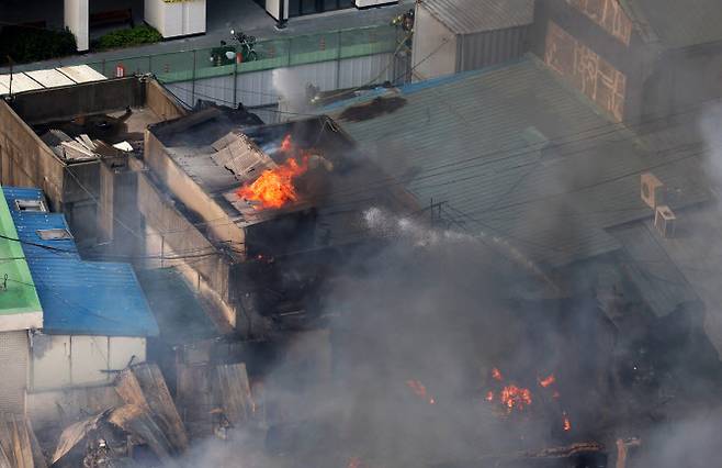 28일 오후 서울 중구 을지로 세운대림상가 인근의 한 건물에서 화재가 발생해 소방대원들이 화재 진압을 하고 있다. (사진=뉴시스)