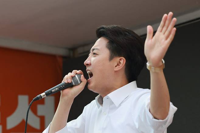 개혁신당 이준석 대선 후보가 28일 서울 강남역 일대에서 유세하고 있다. (사진=연합뉴스)