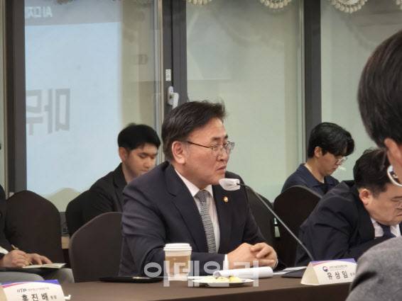 유상임 과학기술정보통신부 장관이 28일 오후 서울 중구 코리아나호텔에서 열린 ‘인공지능(AI)·디지털 기술사업화 전략대화’에서 발표하고 있다(사진=윤정훈 기자)