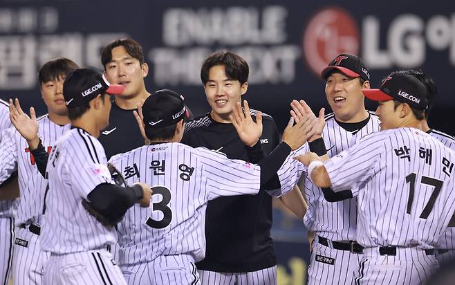 27일 한화와 경기에서 승리를 따낸 뒤 기뻐하는 LG 선수들
