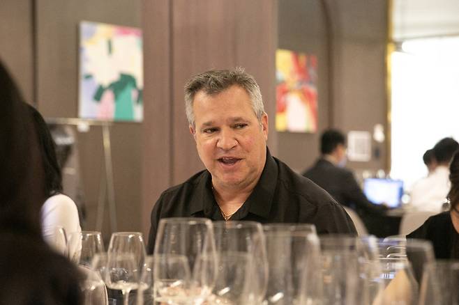 마르쿠스 노타로(Marcus Notaro) 스택스 립 수석 와인메이커가 27일 서울 잠실 코라빈클럽에서 열린 '스택스 립 와인 셀라' 국내 공식 론칭 행사에서 발언을 하고 있다.(아영FBC 제공)