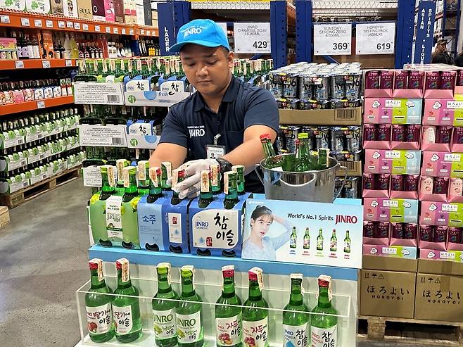 필리핀 마닐라의 대형 회원제 마트 S&R에서 진로 관계자가 시음 행사를 진행하는 모습.(하이트진로 제공)