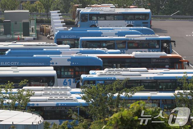27일 부산 강서구 강서시내버스 공영차고지에 운행을 앞둔 시내버스가 주차돼 있다. 서울, 부산 등 전국자동차노동조합연맹 산하 시내버스 노조는 노사교섭 결렬시 28일 동시 총파업을 진행한다고 밝혔다. 2025.5.27/뉴스1 ⓒ News1 윤일지 기자