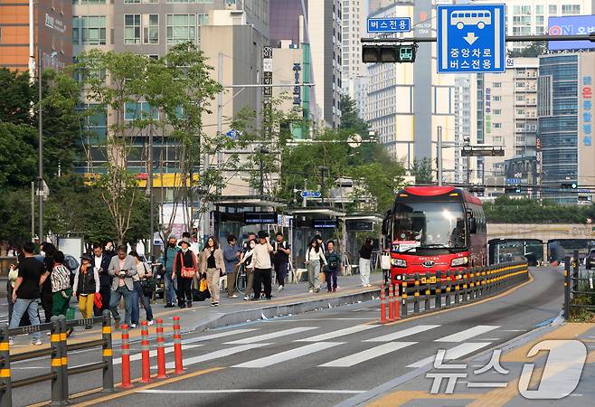 부산 시내버스 노조가 총파업에 돌입한 28일 오전 부산 부산진구 롯데백화점 부산본점 앞 시내버스 정류장에서 시민들이 시내버스 총파업에 따른 비상 노선 버스에서 하차하고 있다.  2025.5.28/뉴스1 ⓒ News1 윤일지 기자