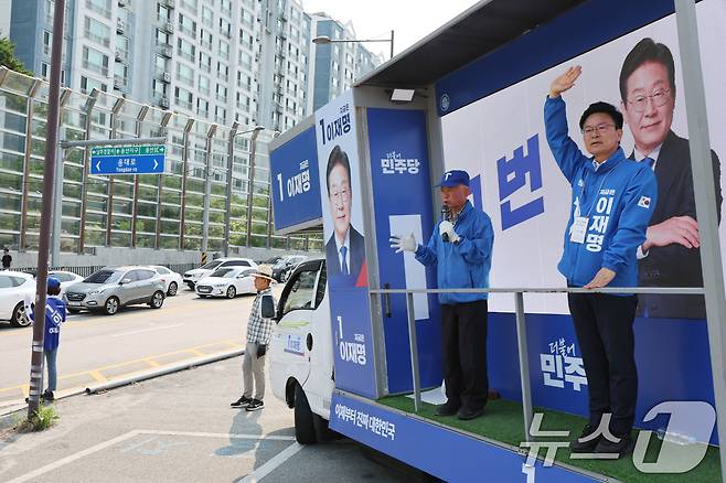 조기대선을 일주일 앞둔 27일 광주 남구 봉선동 사거리에서 동남갑 정진욱 더불어민주당 국회의원이 출근길 유세하고 있다. 2025.5.27/뉴스1 ⓒ News1 박지현 기자