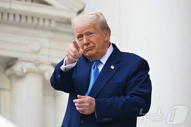 도널드 트럼프 미국 대통령이 26일(현지시간) 버지니아주 알링턴 국립묘지에서 열린 메모리얼 데이 (현충일) 기념식에 도착을 하고 있다. 2025.05.27 ⓒ AFP=뉴스1 ⓒ News1 우동명 기자