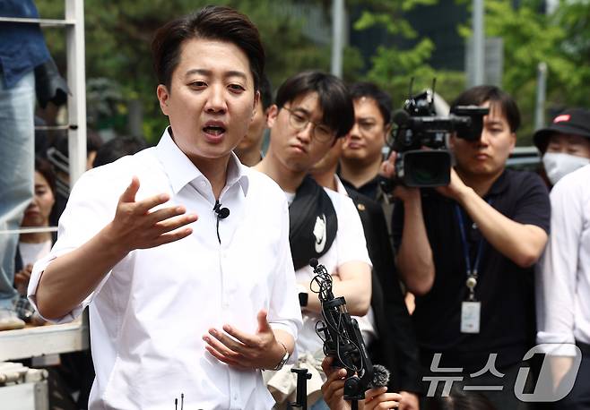이준석 개혁신당 대통령 후보가 28일 서울 영등포구 여의도공원에서 유세를 마치고 취재진 질의에 답변하고 있다. ⓒ News1 김민지 기자
