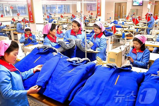 (평양 노동신문=뉴스1) = 북한 노동당 기관지 노동신문은 28일 "지금 20개 시군에 일떠선 새 지방공업공장들이 생산의 동음을 높이 울리고 있다＂라고 전했다. [국내에서만 사용가능. 재배포 금지. DB 금지. For Use Only in the Republic of Korea. Redistribution Prohibited] rodongphoto@news1.kr