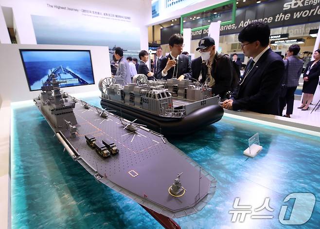 28일 부산 해운대구 벡스코 제1전시장에서 열린 '2025 국제해양방위산업전(MADEX)'에서 참가자들이 HJ중공업 부스를 찾아 해군 함정을 살펴보고 있다.  2025.5.28/뉴스1 ⓒ News1 윤일지 기자