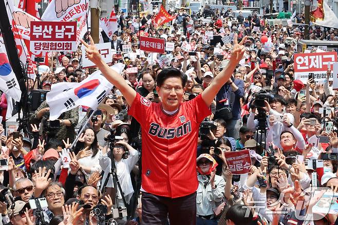 김문수 국민의힘 대통령 후보가 28일 오후 부산 부산진구 서면 집중유세에서 시민들에게 인사하고 있다. 2025.5.28/뉴스1 ⓒ News1 이광호 기자
