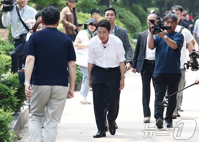 이준석 개혁신당 대통령 후보가 28일 서울 영등포구 여의도공원에서 시민들과 인사하고 있다. 2025.5.28/뉴스1 ⓒ News1 김민지 기자