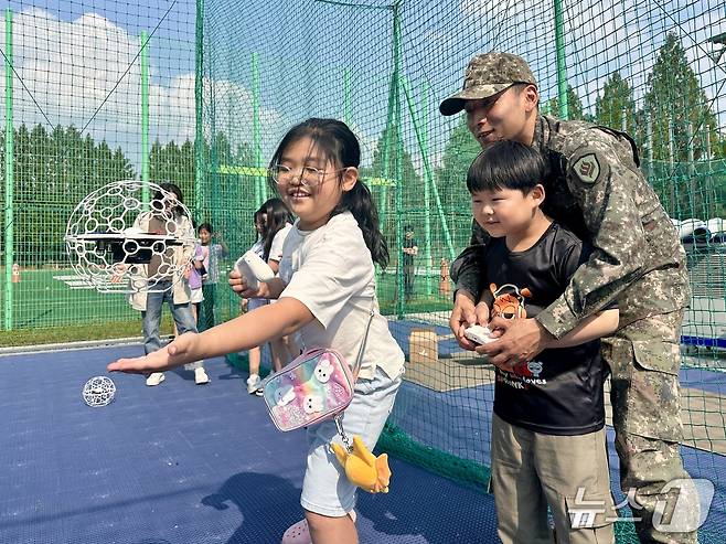 어린이들이 28일 온빛누리 드론센터에서 드론 체험교육을 받고 있다.(31사단 제공. 재판매 및 DB 금지)
