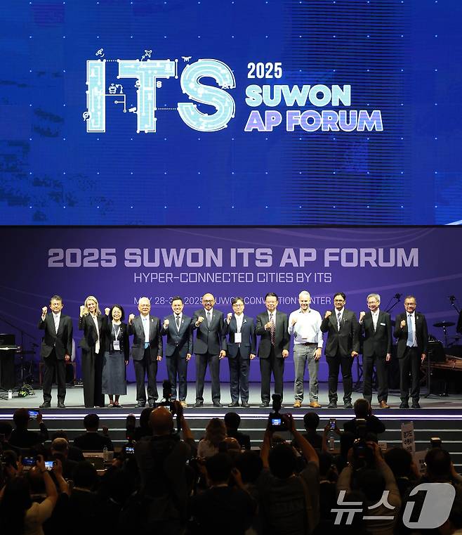 '2025 수원 ITS 아태총회'가 개막한 28일 오전 경기 수원시 영통구 수원컨벤션센터에서 내빈들이 기념촬영을 하고 있다. 2025.5.28/뉴스1 ⓒ News1 김영운 기자