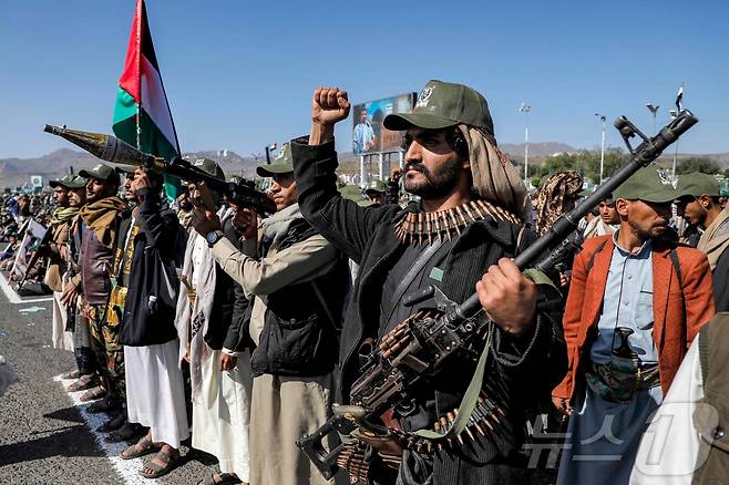 21일(현지시간) 예멘 수도 사나에서 후티 반군이 2014년 사나를 점령한지 10주년을 기념하면서 팔레스타인과 연대하는 군사 퍼레이드를 열고 있다. 2024.09.22 ⓒ AFP=뉴스1 ⓒ News1 김지완 기자