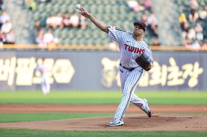 LG 치리노스가 13일 서울 잠실구장에서 열린 2025 KBO리그 정규시즌 키움전에 선발 등판해 역투하고 있다. 사진 | LG 트윈스