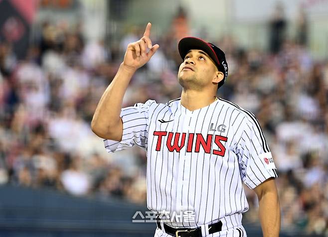 LG 선발투수 치리노스가 13일 서울 잠실구장에서 열린 2025 KBO리그 키움과 경기 4회 투구 후 덕아웃으로 들어오며 세리머니를 하고 있다. 잠실 | 최승섭기자 thunder@sportsseoul.com