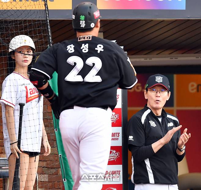 장성우가 홈런을 친 뒤 덕아웃으로 들어가고 있다. 이강철 감독이 축하해주는 모습이다. 사진 | 스포츠서울 DB
