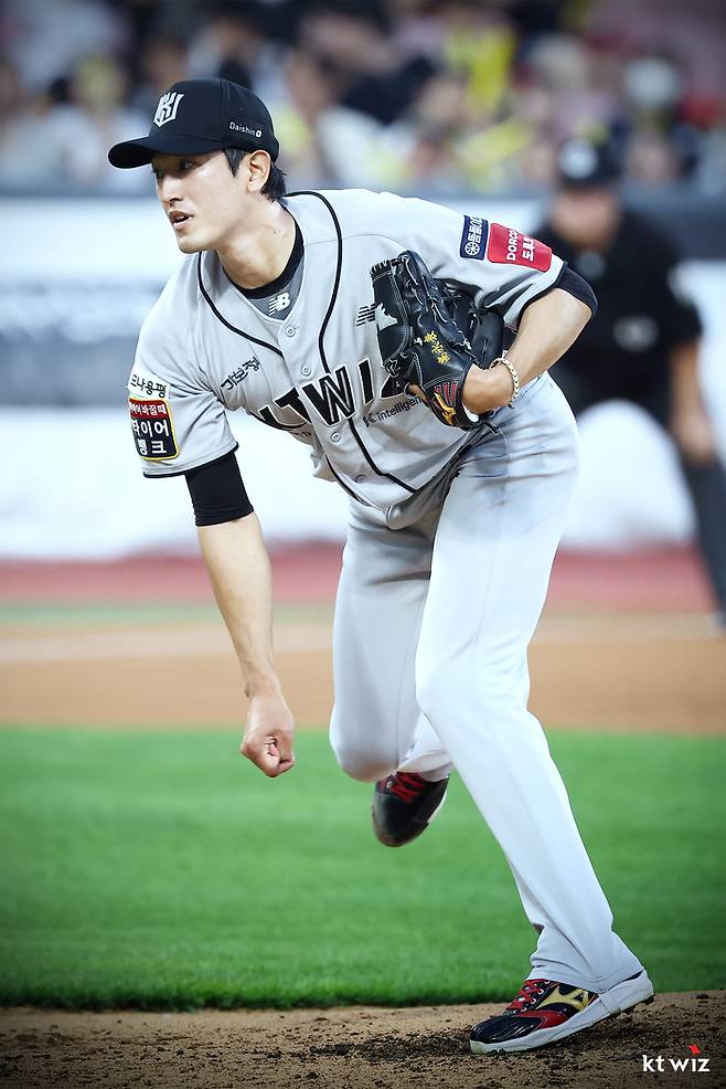고영표가 투구에 임하고 있다. 사진 | KT 위즈