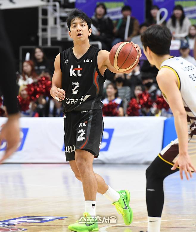 KT 허훈(왼쪽)이 수원 KT 소닉붐 아레나에서 열린 2024~2025 KCC 프로농구 LG와 경기에서 드리블을 하고 있다. 수원 | 박진업 기자 upandup@sportsseoul.com