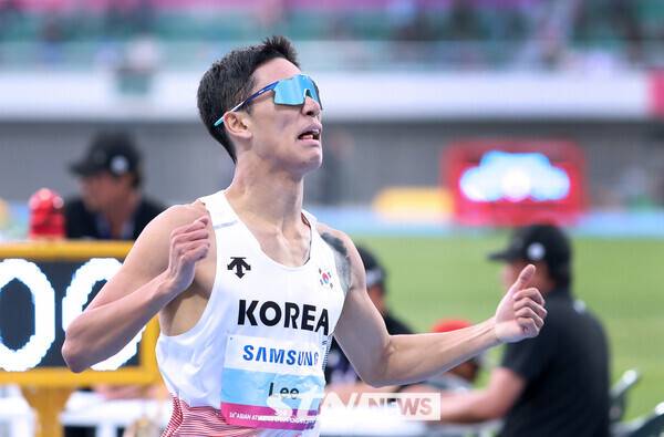 28일 경북 구미시민운동장에서 열린 '2025 구미아시아육상선수권대회' 남자 1,500m 결선에 출전해 2위를 기록, 한국 선수단 대회 첫 은메달을 획득한 이재웅(국군체육부대)이 결승선을 통과하고 있다. 사진┃강명호 기자