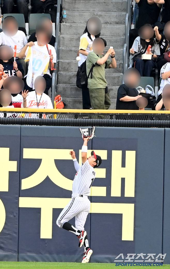 27일 잠실야구장에서 열린 한화와 LG의 경기, LG 중견수 박해민이 2회초 한화 이진영의 타구를 잡아내고 있다. 잠실=허상욱 기자wook@sportschosun.com/2025.05.27/