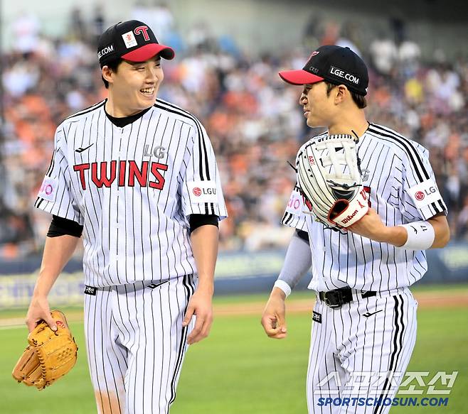 27일 잠실야구장에서 열린 한화와 LG의 경기, 4회초 투구를 무실점으로 마친 LG 임찬규가 박해민과 미소를 지으며 이야기를 하고 있다. 잠실=허상욱 기자wook@sportschosun.com/2025.05.27/