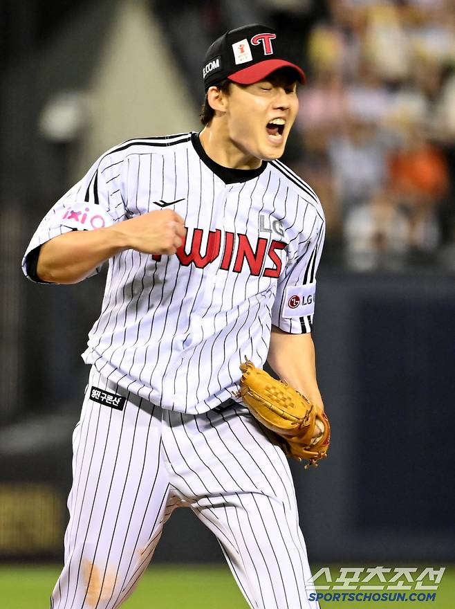 27일 잠실야구장에서 열린 한화와 LG의 경기, 6회초 2사 1루 LG 임찬규가 한화 채은성을 삼진 처리하며 이닝을 마치고 기뻐하고 있다. 잠실=허상욱 기자wook@sportschosun.com/2025.05.27/