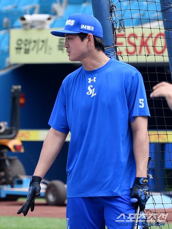 얼굴이 벌겋게 상기된 구자욱이 박 감독을 향해 "한 번만 더 치겠습니다"라고 요청하는 모습.