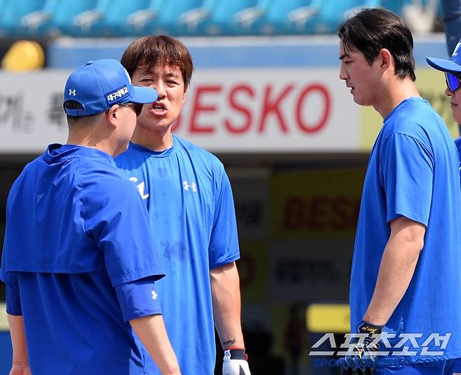 투구를 마친 박 감독이 두 선수에게 조언하고 있다.