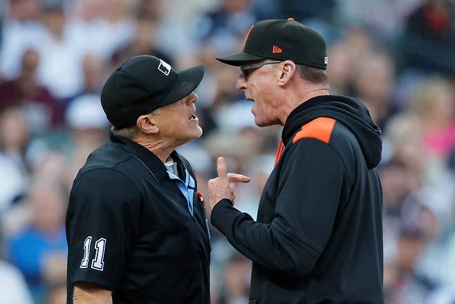 밥 멜빈 샌프란시스코 감독이 5회 토니 란다조 구심의 잇달은 볼 판정 오류에 격렬하게 항의하고 있다. AFP연합뉴스