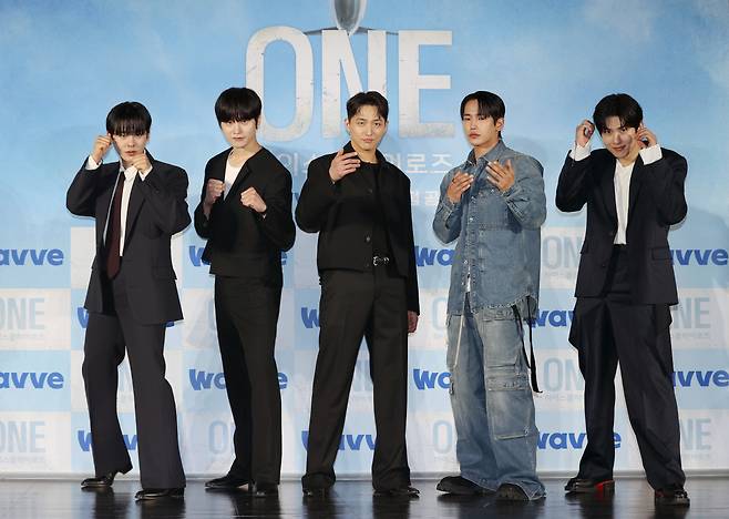 28일 서울 광진구 롯데시네마 건대입구점에서 열린 웨이브 드라마 '원: 하이스쿨히어로즈' 제작발표회에서 배우 이정하(왼쪽부터), 김도완, 유희제, 육준서, 임성균이 포즈를 취하고 있다. 사진=연합뉴스. 무단 전재 재배포 금지, AI 학습 및 활용 금지