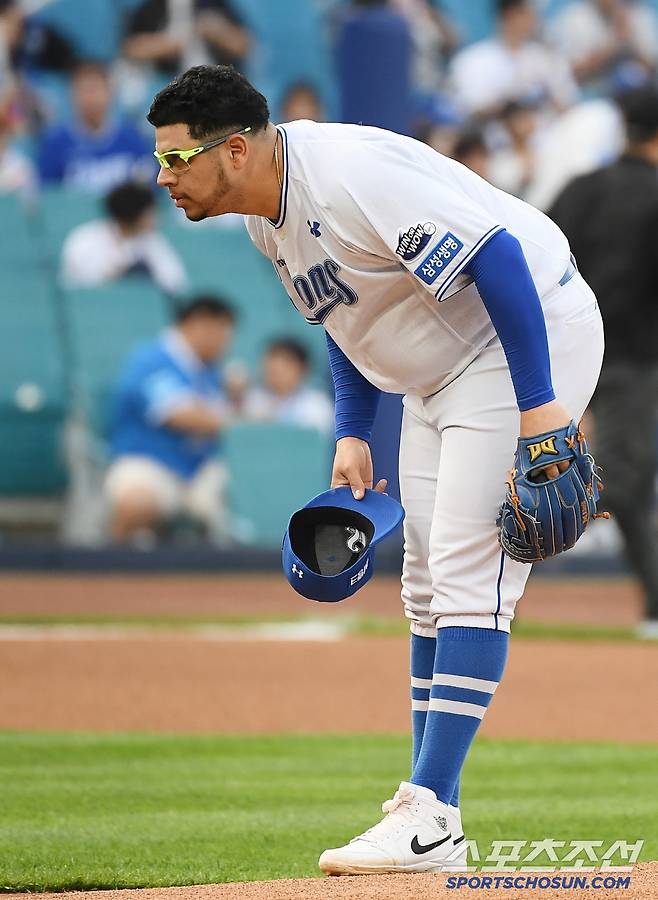 27일 대구 라이온즈파크에서 열린 롯데-삼성전. 삼성 선발투수 후라도가 구심을 향해 인사하고 있다. 대구=정재근 기자 cjg@sportschosun.com/2025.5.27/