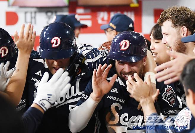 24일 서울 고척스카이돔에서 열린 두산-키움전. 7회초 1사 1, 2루 김재환이 스리런포를 친 후 양석환, 케이브와 함께 축하를 받고 있다. 고척=정재근 기자 cjg@sportschosun.com/2025.4.24/