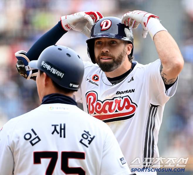 27일 잠실야구장에서 열린 롯데와 두산의 경기, 7회말 2사 1,3루 두산 케이브가 1타점 적시타를 치고 기뻐하고 있다. 잠실=허상욱 기자wook@sportschosun.com/2025.04.27/