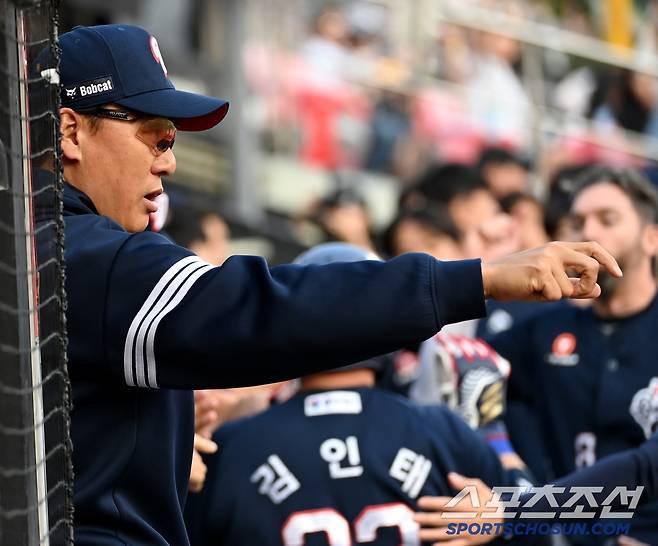 28일 수원KT위즈파크에서 열린 두산과 KT의 경기, 득점 주자를 맞이하는 두산 이승엽 감독. 수원=허상욱 기자wook@sportschosun.com/2025.05.28/