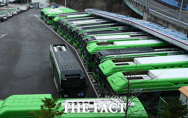 서울 시내버스 노조가 28일 예고했던 총파업을 전격 유보하면서 출근길 대란은 피하게 됐다. 노조는 "시민과 조합원 가족을 고려한 결정"이라고 밝혔지만, 향후 파업 가능성은 여전히 열어뒀다./더팩트DB