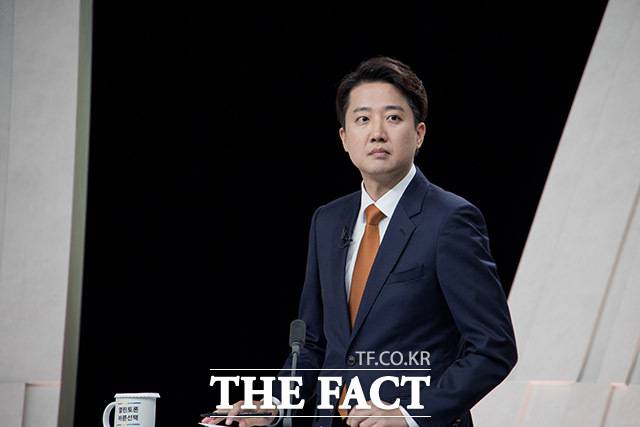 27일 서울 상암 MBC스튜디오에서 열린 21대 대선후보 3차 토론회에 개혁신당 이준석 후보가 참석하여 토론회를 준비하고 있다. /국회사진기자단
