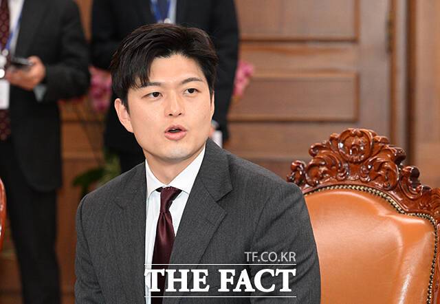 김용태 국민의힘 비상대책위원장이 28일 이준석 개혁신당 대선 후보가 TV토론에서 여성 신체와 관련한 원색적 표현을 인용해 발언한 데 대해 "이준석 후보가 저한테 말씀드렸던 것처럼, 이 후보가 제 옆에 있었으면 혼났을 거라는 말씀을 되돌려드리고 싶다"고 밝혔다. /박헌우 기자