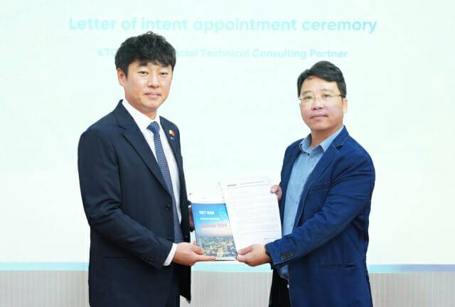 박무원 KTC 베트남사무소장(왼쪽)과 레 토안 탕 NSSC 국장이 협력의향서에 서명한 후 기념촬영을 하고 있다.