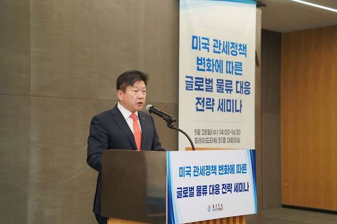 한국무역협회가 28일 강남구 삼성동 트레이드타워에서 개최한 '미국 관세정책 변화에 따른 글로벌 물류 대응 전략 세미나'에서 장석민 한국무역협회 전무이사가 개회사를 하고 있다. 사진=한국무역협회