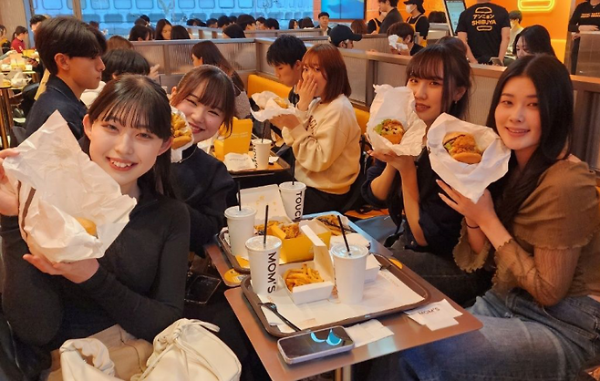 시부야 맘스터치를 찾은 일본 젊은 고객들. 맘스터치