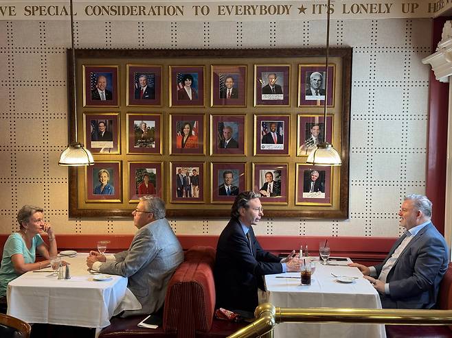 27일 미국 워싱턴 DC 레스토랑 '더 모노클'에서 손님들이 식사를 하고 있다. 벽면에 레스토랑 VIP인 정치인들의 사진이 걸려 있다. /워싱턴=김은중 특파원